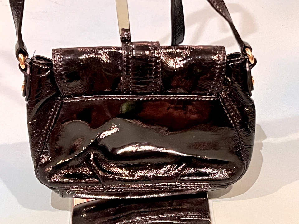 Michael Kors Charlton 黑色漆皮斜挎包手提包金色扣带 — 第 4/4 张图片