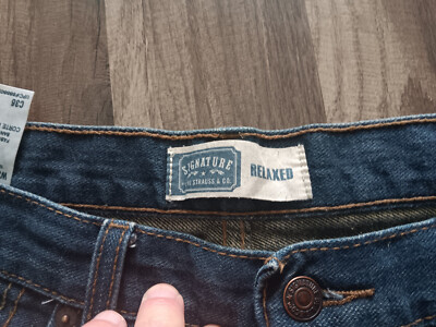 Levis relaxed fit mens, SZ 36X29 ( Actual SZ 35X27) blue worn