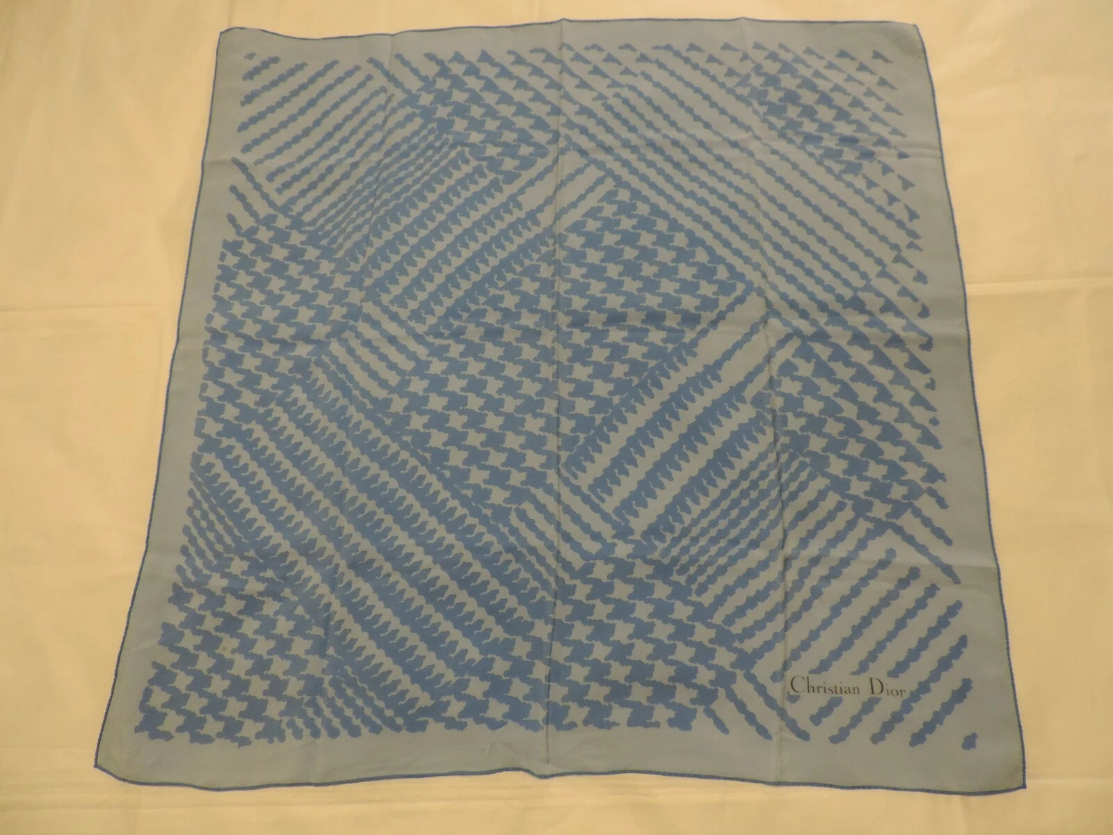 Foulard carré Christian Dior en soie Georgette   Motif géométrique bleu 