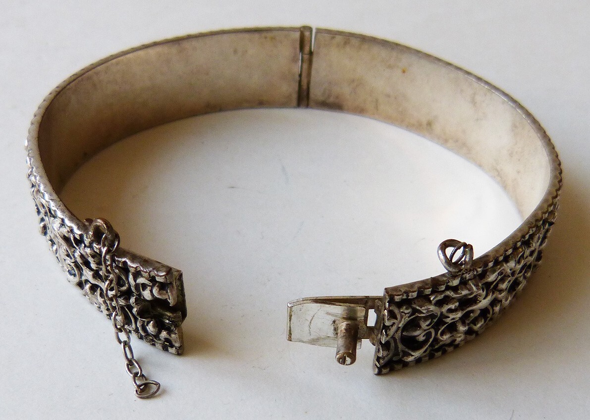 Bracelet Ancien En Métal Argenté Avec Breloque Armoiries Bretagne - XIXème Siècle - Longueur 19,5 Cm