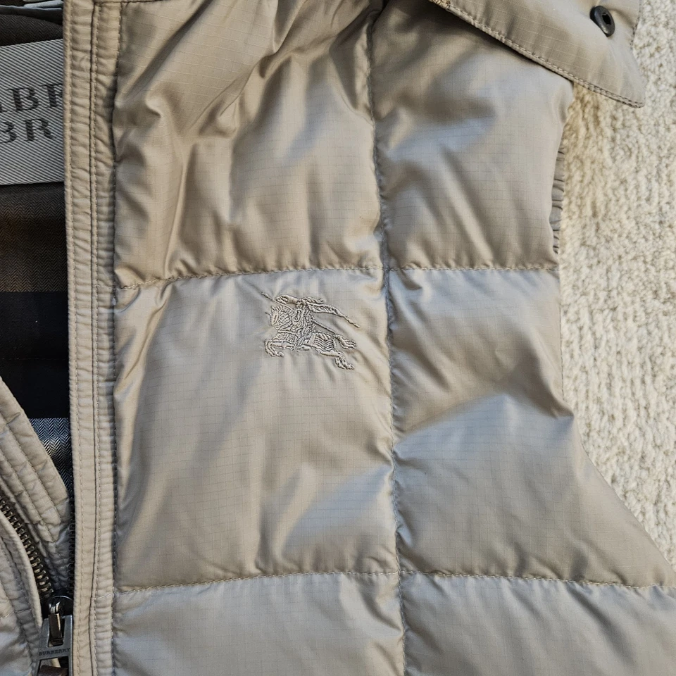 Chaleco acolchado Burberry Brit para hombre talla M color crema con capucha extraíble Foto 4 de 4