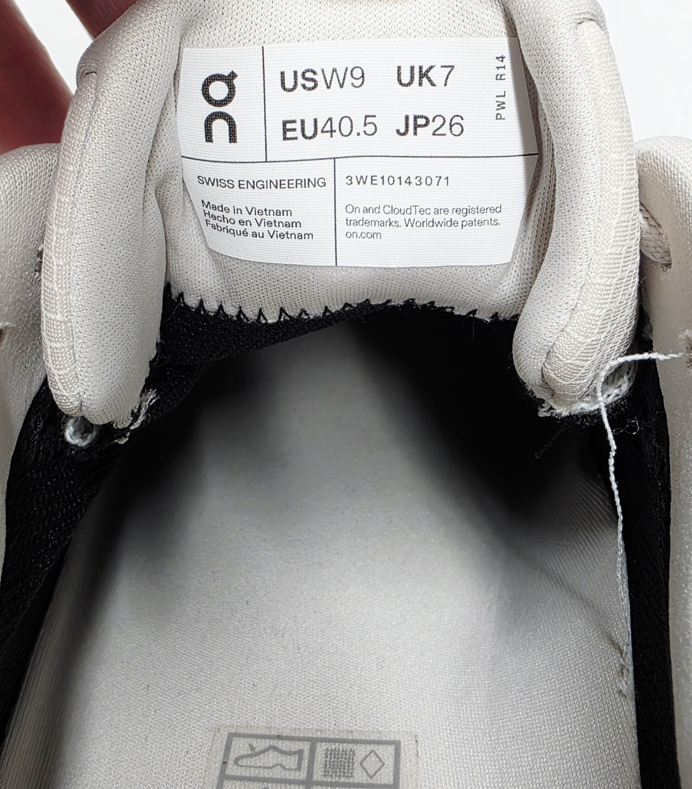 Women's On Cloud Size 9 Cloudrunner Waterproof Ru… - image 5