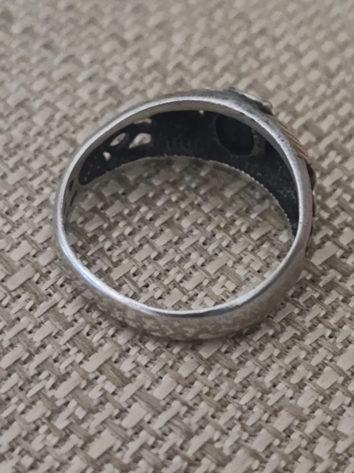 Anillo de oro Black Hills incrustación de ópalo de fuego detalles de oro de 12 quilates talla 10,5 Foto 3 de 4