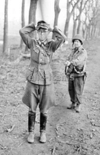 WW2 PICTURE PHOTO US SOLDIER SCORT A GERMAN SOLDIER SURRENDER 6983