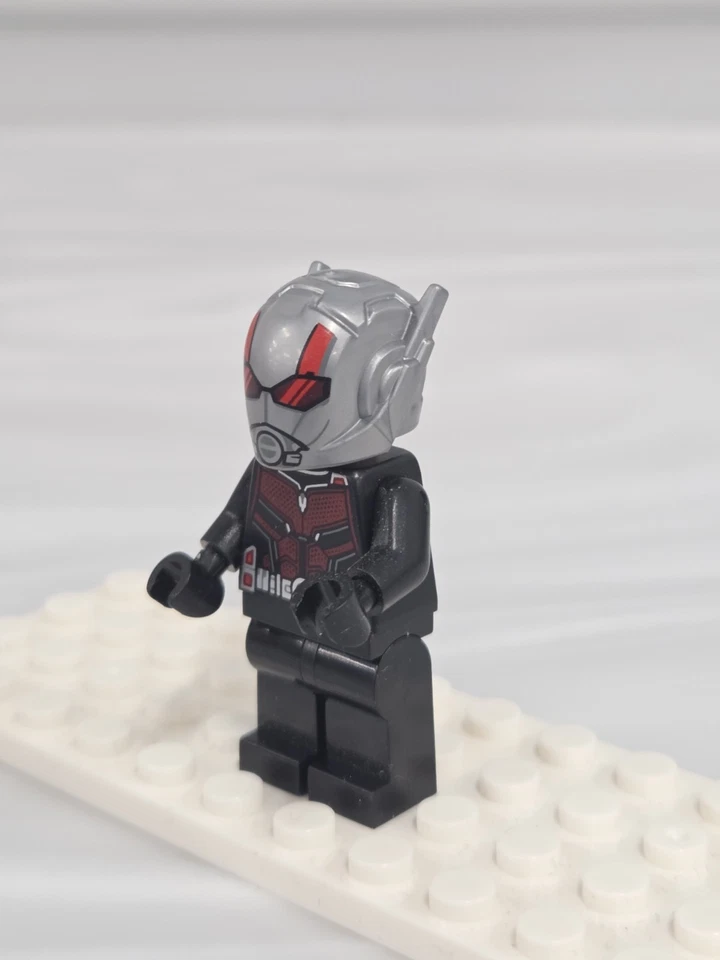 LEGO Super Heroes Ant-Man Minifigure Upgraded Suit Scott Lang Marvel 76109 sh516 - Image 2 of 4