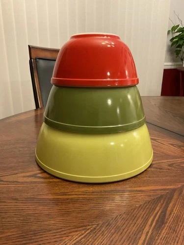 Vintage 1940’s Pyrex Mixing Bowl Set #401 #402 #403 Multi Red Green Yellow EUC