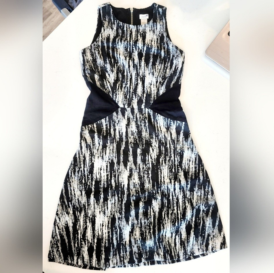 Cache Elegant Black White Patterned Silhoulette I… - image 1