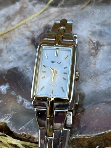 Vintage Women’s Two Tone Seiko Solar Quartz Watch. Runs Great Keeps Time