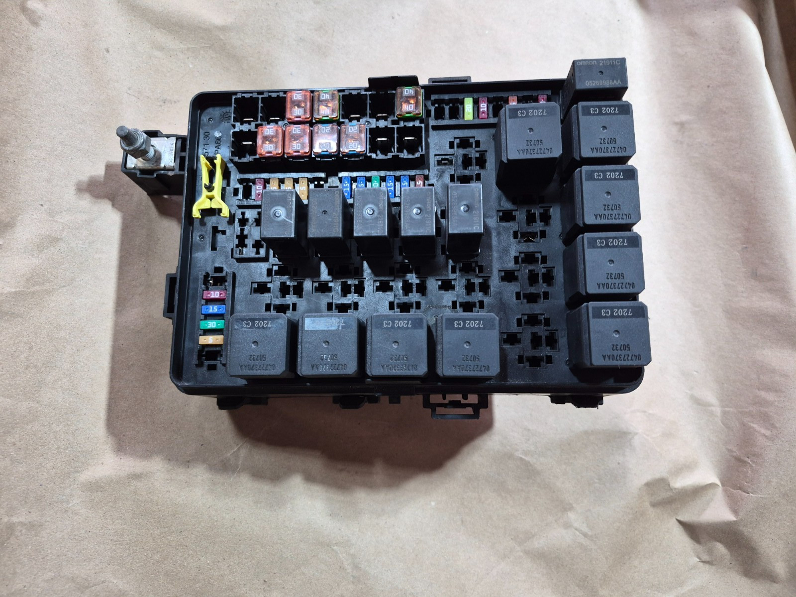2014-2021 MASERATI GHIBLI FRONT FUSE RELAY JUNCTION BOX 670037824 OEM