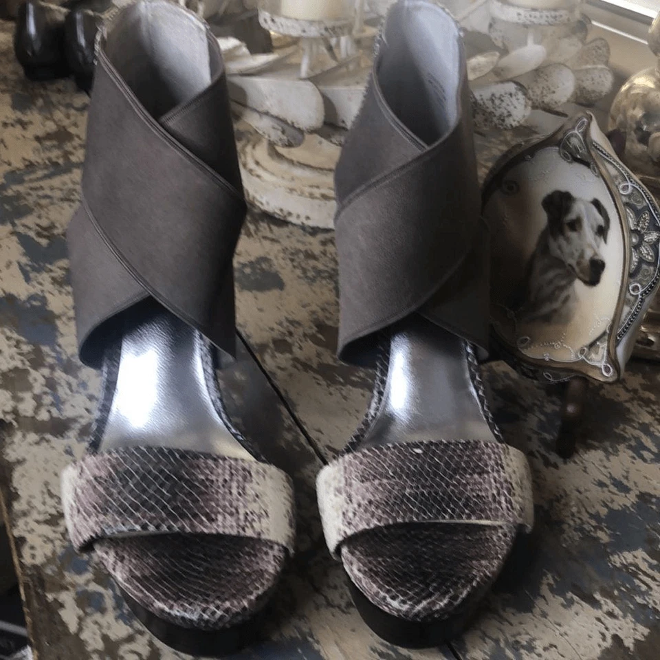 Sandalias de aguja de piel de serpiente DKNY con plataforma Foto 3 de 4