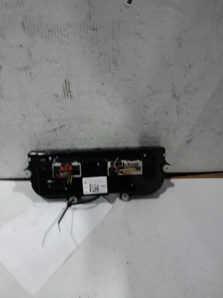 Used A/C Selector Switch fits: 2017 Volkswagen Tiguan AC heated seats single zon Foto 2 de 4