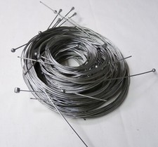 Lotto di 30 fili per freni e cambi di bicicletta. Vari modelli e misure. Nuovi.