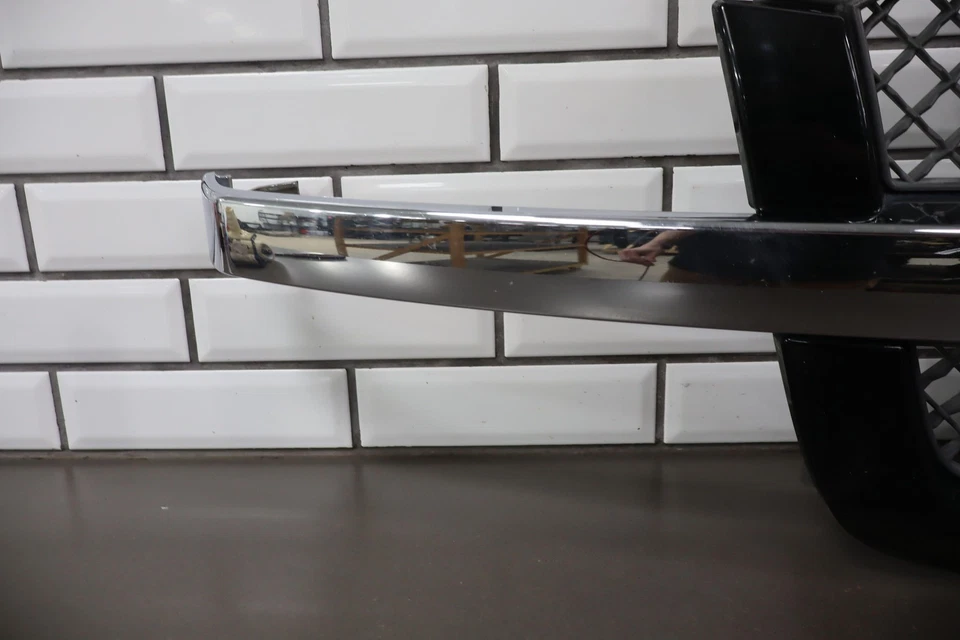 Оригинальная черная/хромированная решетка для Chevy Silverado 2500HD 03–04 годов выпуска - Изображение 3 из 4