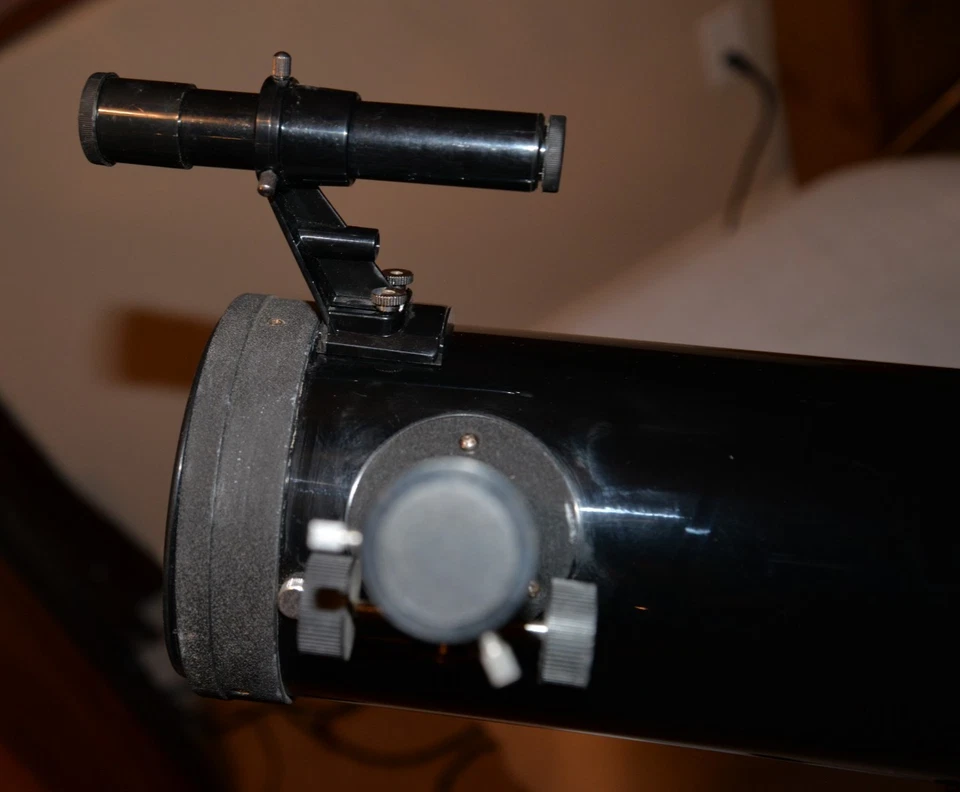 Bushnell Astronomy 114mm Reflector Telescope - 4mm 10mm 23mm 62 degree eyepieces - Image 4 of 4