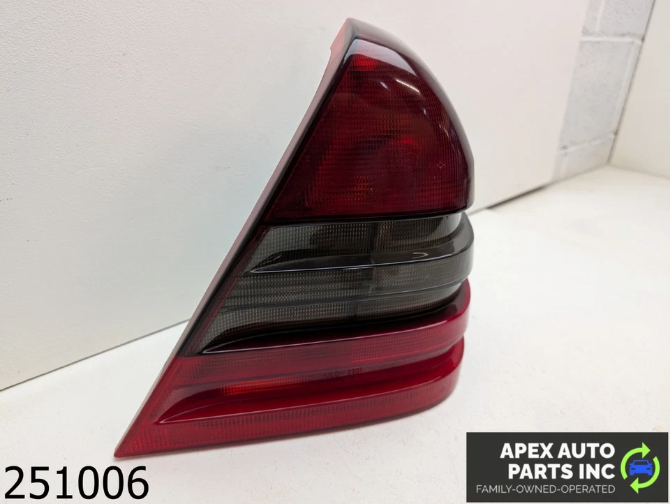 Lámpara de luz trasera derecha OEM 1998-2000 MERCEDES C230 2,3 L 2028203764 Foto 3 de 4