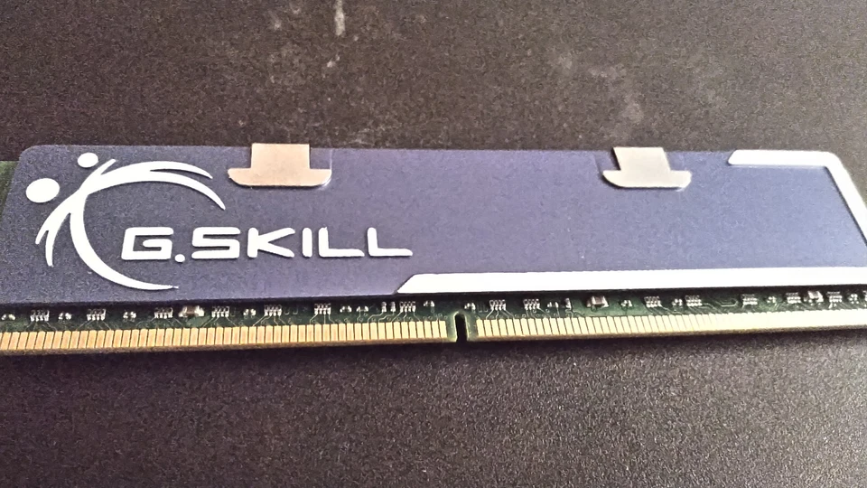 ONE {G.SKILL} 2GB PC2-5300 Desktop DIMM {F2-5300CL4S-2GBPQ} - Image 2 of 2