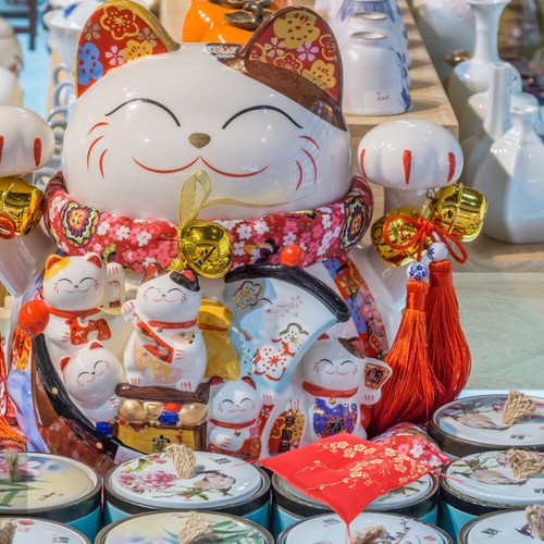 Decorative Ceramic Lucky Cat Pad Floral Pattern Square Doll Base Fortune Cat - 第 5/12 張圖片