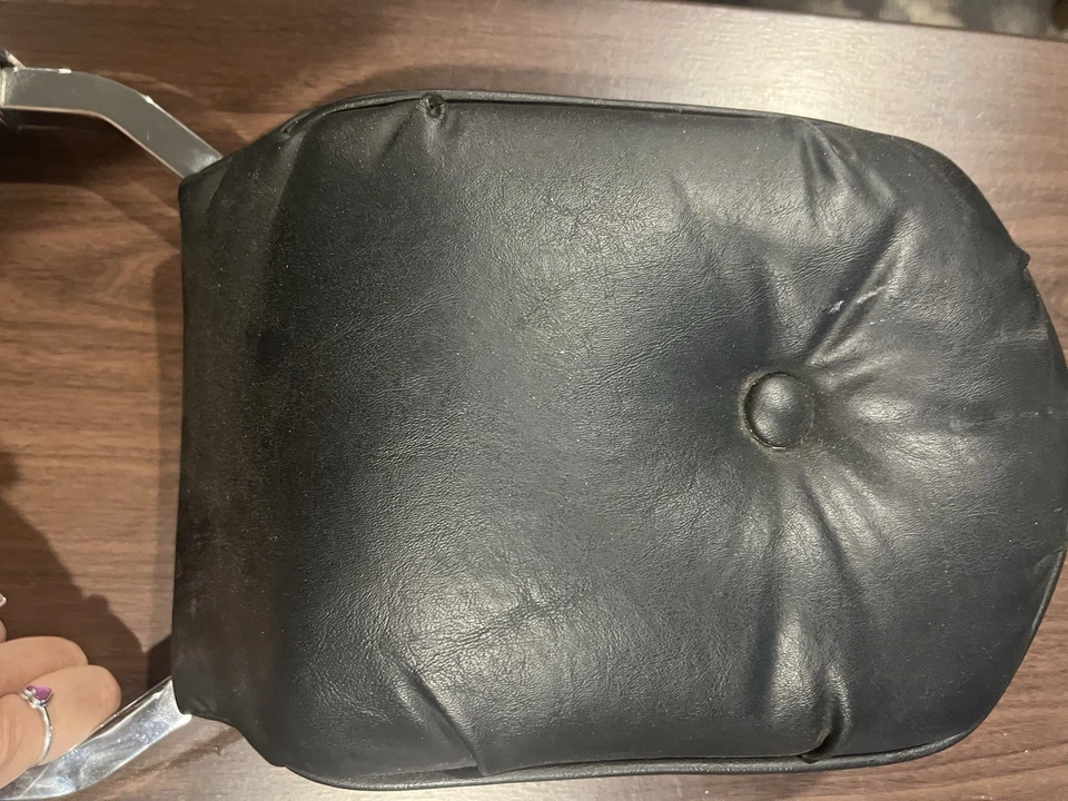 Assento Harley Davidson Chrome 1994 Sissy Est 1903 couro preto alado dourado - Imagem 4 de 4