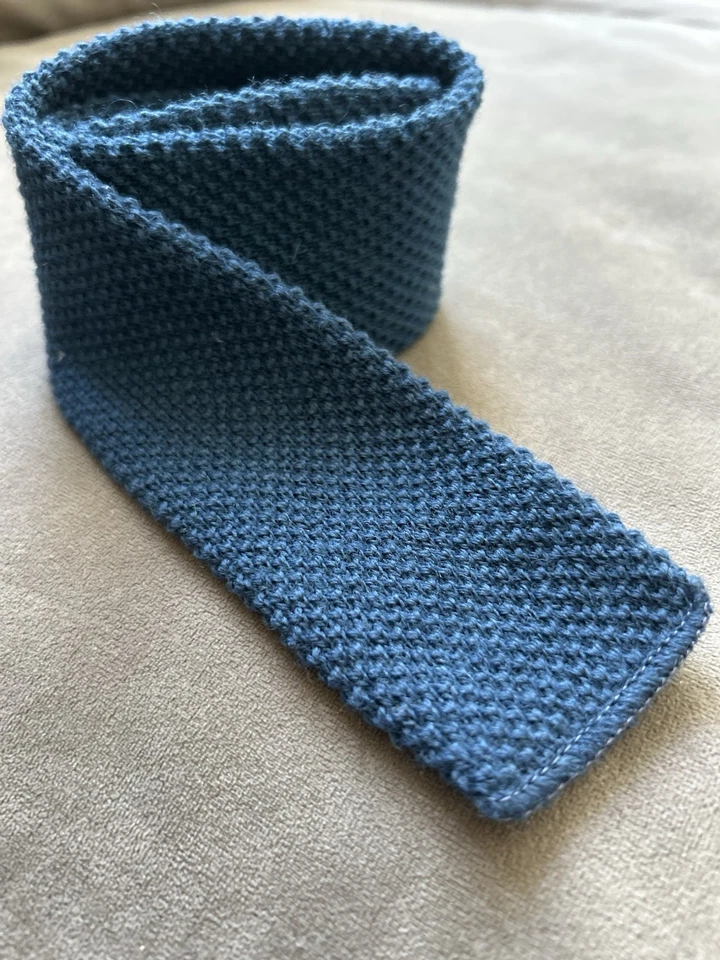 "Corbata de cuello tejida 100 % lana con extremo cuadrado azul azulado liso 2"" X53" de colección" Foto 3 de 4