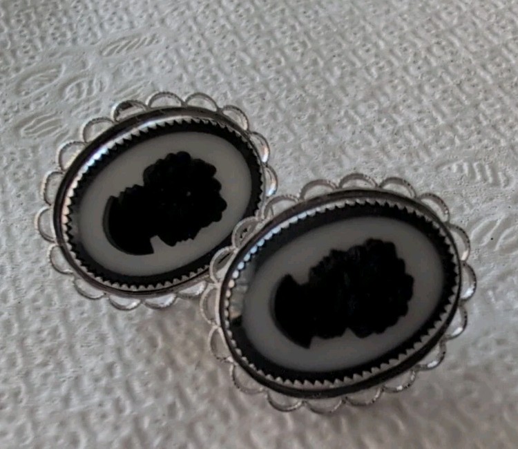 VINTAGE AMCO GOLD FILLED BLACK AND WHITE GLASS CAMEO SCREW BACK  EARRINGS