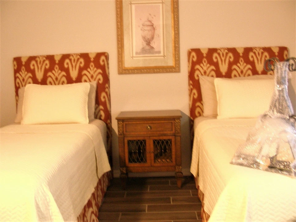 Cabecero acolchado tamaño doble con faldas a juego (juego de dos) Foto 2 de 3