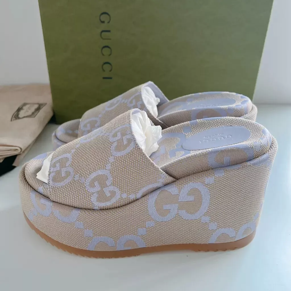 Sandales à coins plate forme en toile Gucci Jumbo GG pour femmes neuves dans leur boîte TAILLE 39, 40, 41