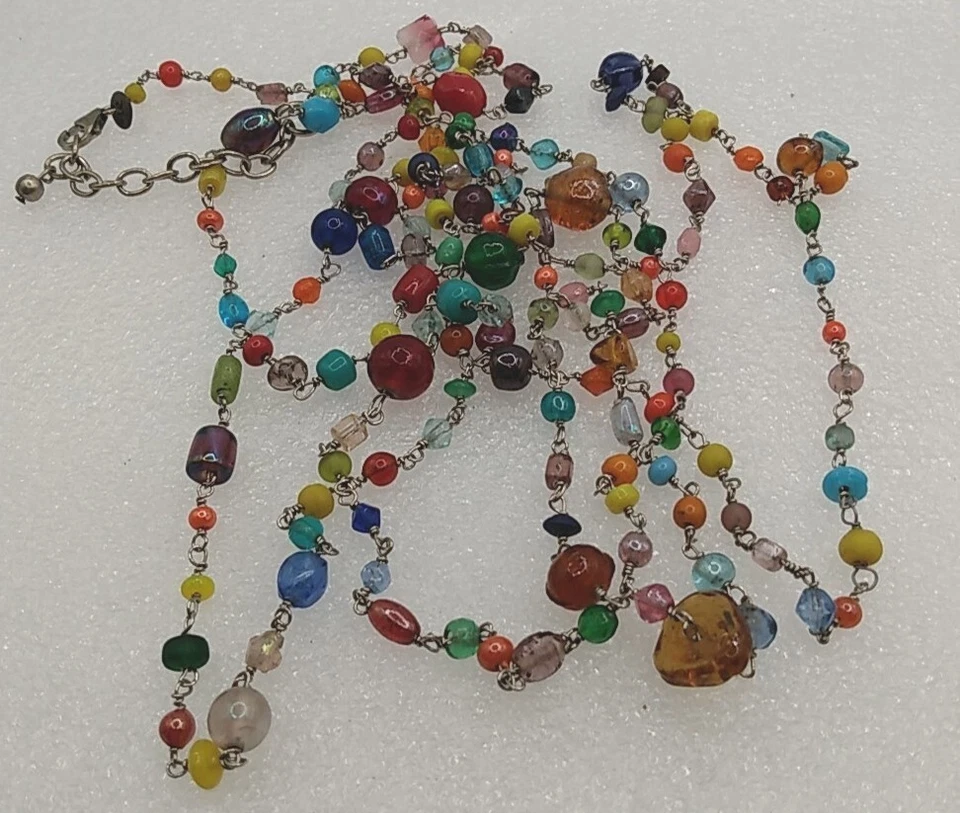 Collar largo de cuentas de vidrio multicolor American Eagle tono plata Foto 4 de 4