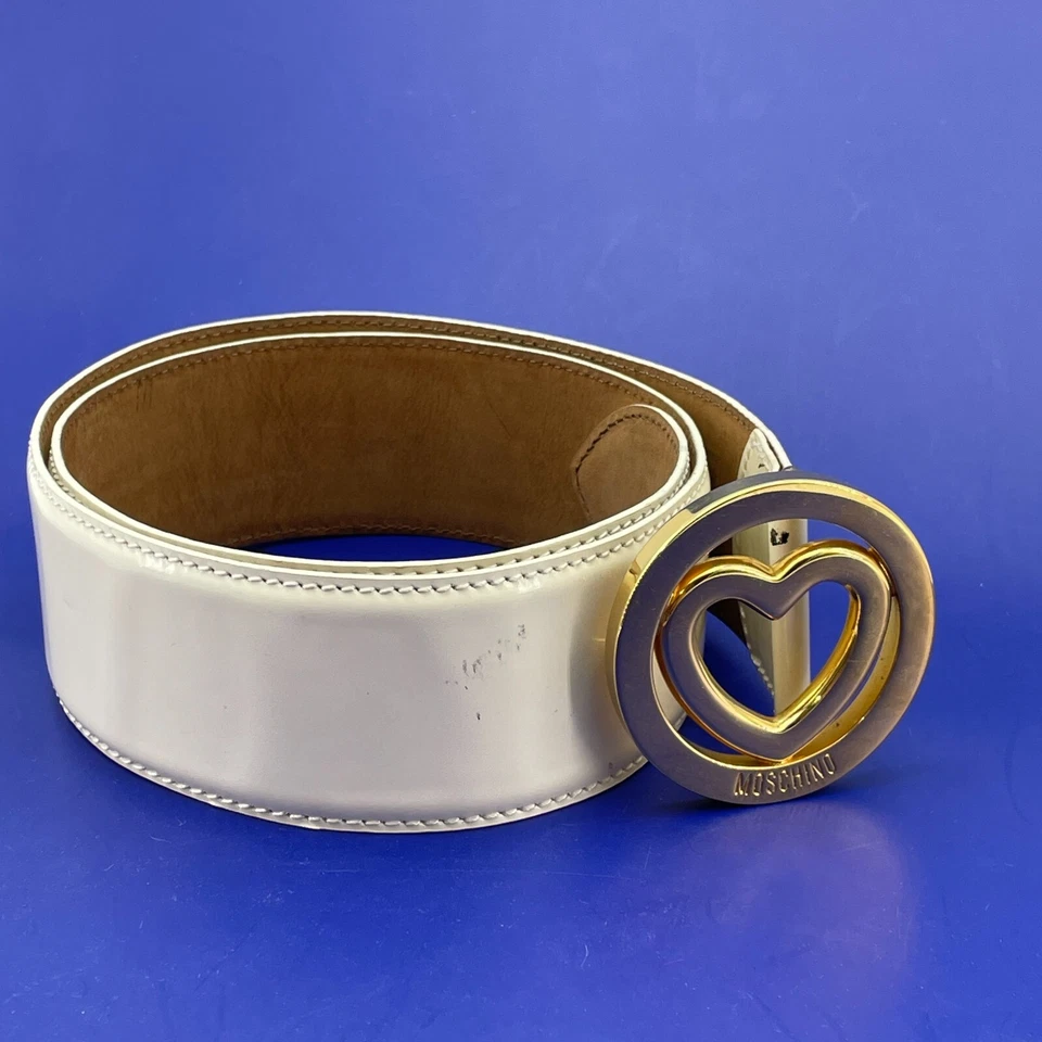 Cinturón MOSCHINO charol blanco hebilla corazón dorado 33" diseñador hecho en Italia Foto 2 de 4