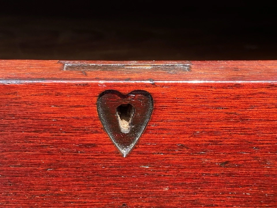 Antigua mesa de trabajo de pino Pennsylvania con escudo en forma de corazón Foto 3 de 4