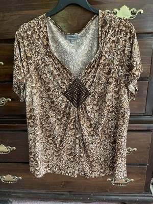 Essentials Women s Top 3X Geometric Brown/Tan Print Gathered Beaded Front Tunic