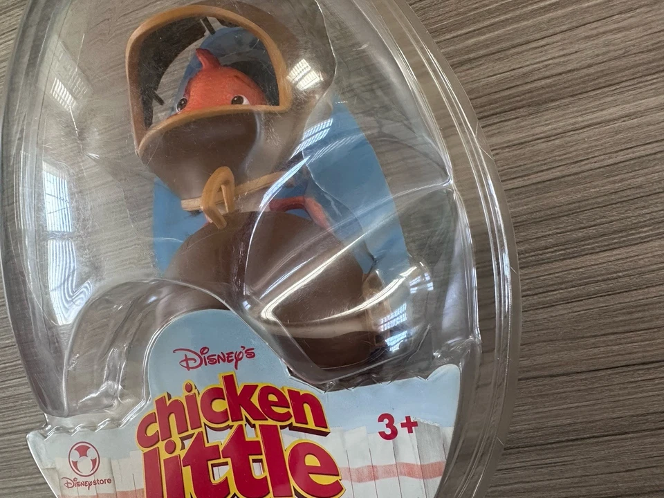 Novo boneco de ação Disney Store frango pequeno peixe fora d'água - pacote amassado - Imagem 2 de 4