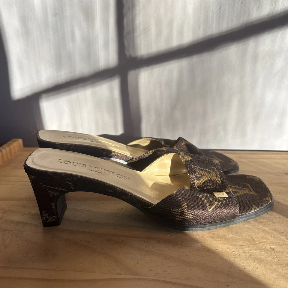 SANDALIAS LOUIS VUITTON MONOGRAMA TACÓN SIN CORDONES TALLA 37 NUNCA USADAS Foto 3 de 4