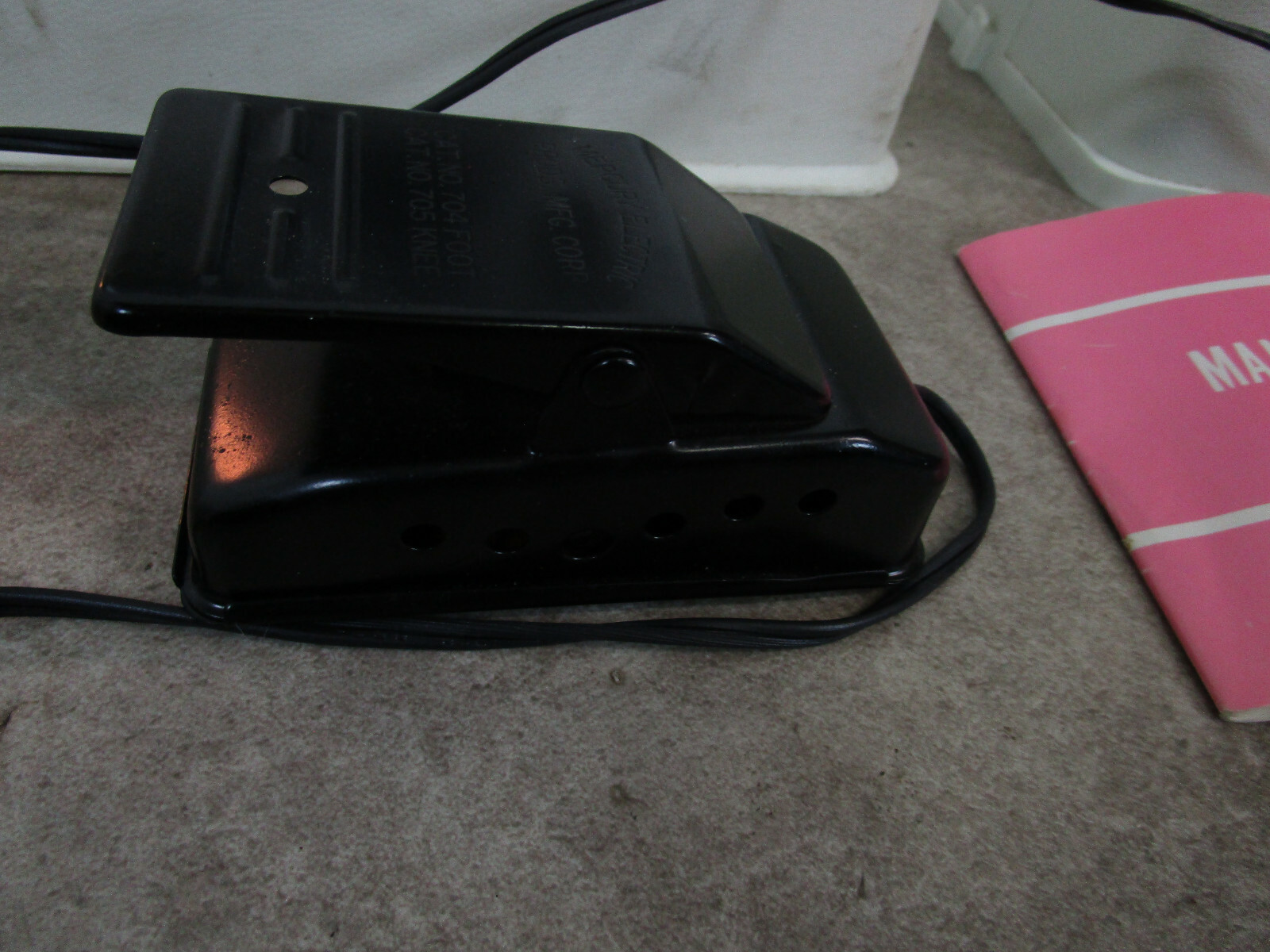 WHITE DELUXE ZIG ZAG SEWING MACHINE 844 eBay