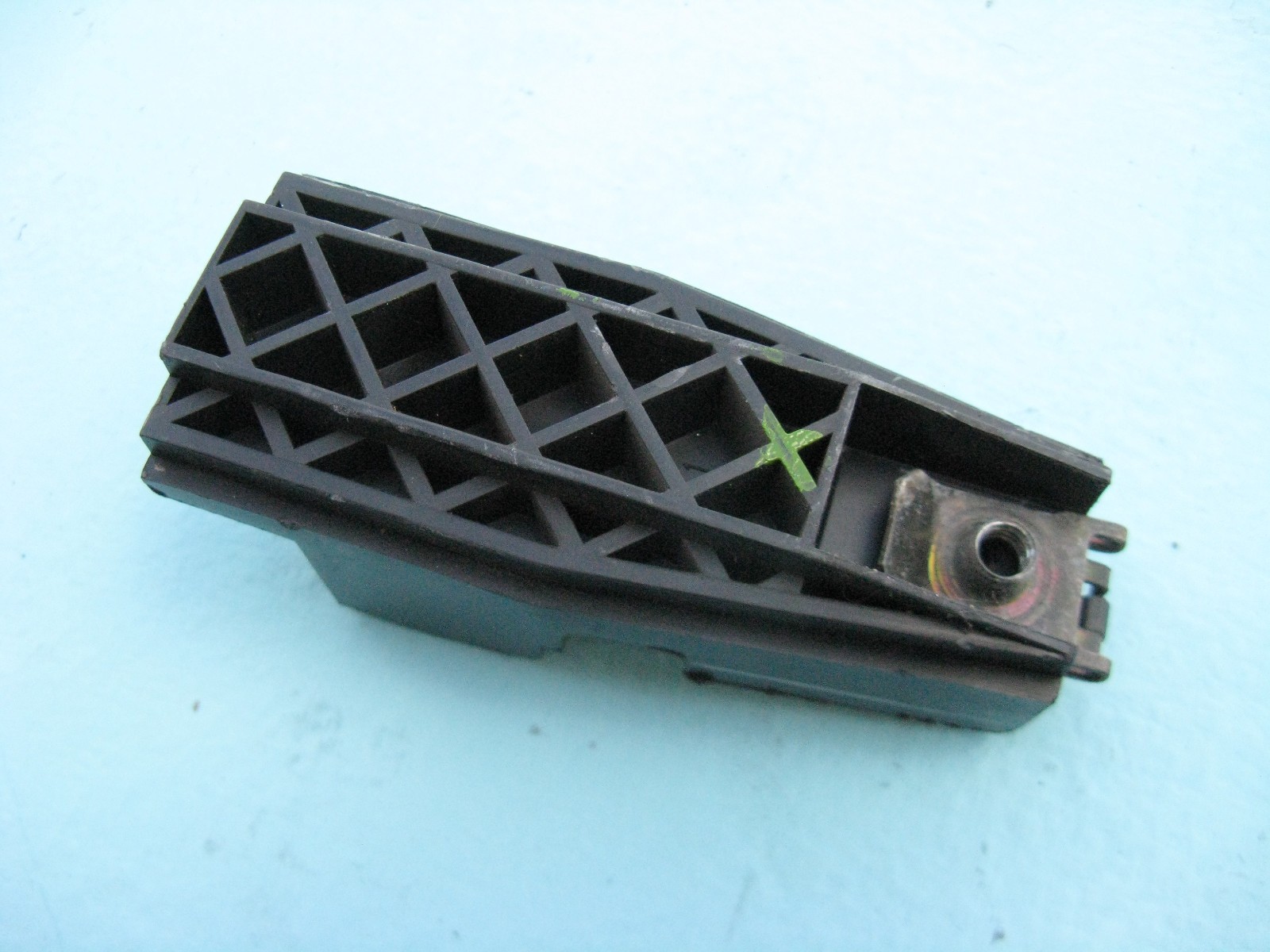 03-12 BENTLEY CONTINENTAL FLYING SPUR GT RIGHT HEADLIGHT BRACKET MOUNT TAB USED