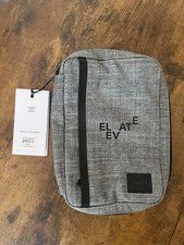 Este organizador tecnológico Herschel Supply Co. en Raven Crosshatch ELEVATE