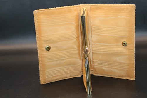 Whiting and Davis Gold Mesh Bifold Kiss Lock Coin Purse Wallet EXCELLENT COND - Picture 2 of 3
