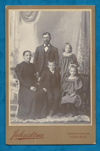 TARJETA GABINETE GRUPO FAMILIAR C1890 - FOTO JOHNSTONE OF CARLISLE - Imagen 1 de 2