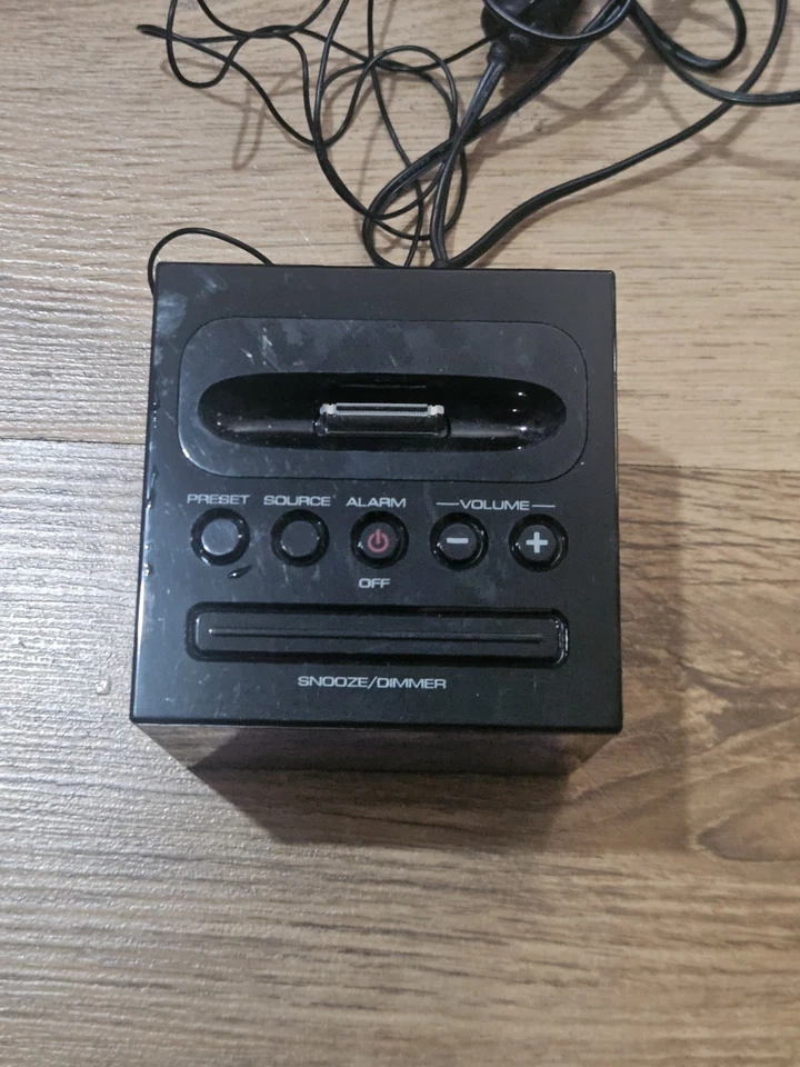 Gear4 CRG-70W iPod / iPhone Alarm Clock/Radio - Image 3 of 4