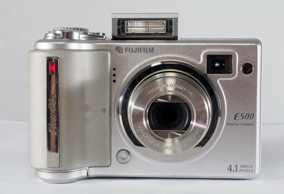 Fujifilm FinePix E500 4.1MP CCD Digital Camera - Tested & Working + xD Card - Image 2 of 4