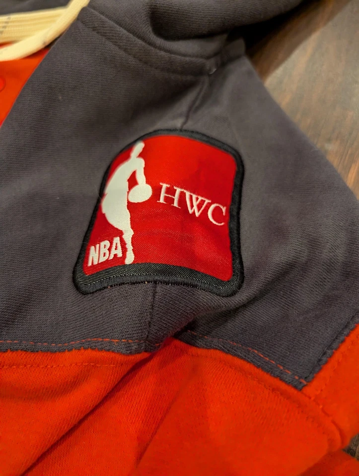 Sudadera con Capucha Chicago Bulls Para Hombre Mediana Madera Clásicos NBA Majestuoso Windy City Pullo Foto 4 de 4