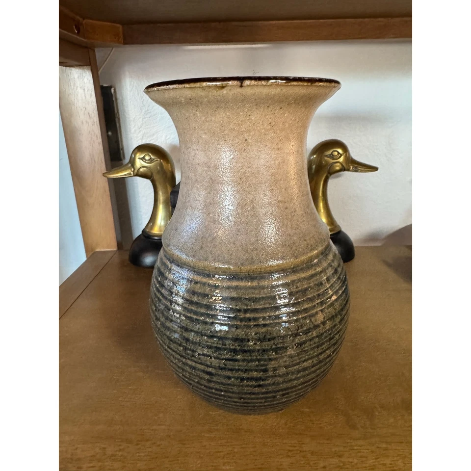 Jarrón de cerámica artística de estudio hecho a mano con textura tonos azules y tierra firmado 7904 de colección Foto 4 de 4