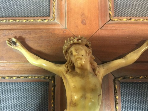 Ancien crucifix en bois et métal doré Jesus en résine vintage french antique - Foto 5 di 12
