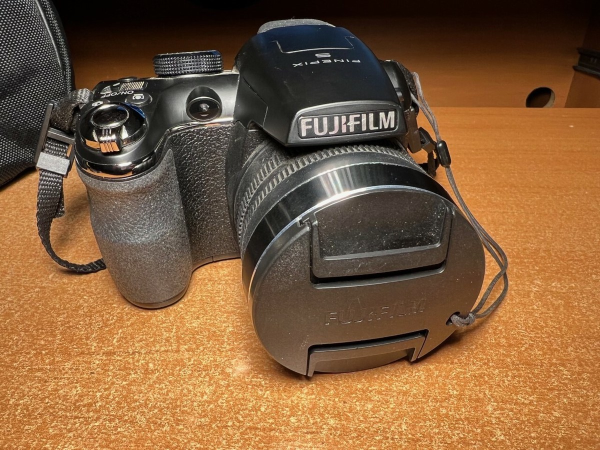Fujifilm FinePix S4500 14.0MP Digital Camera + Card + Case