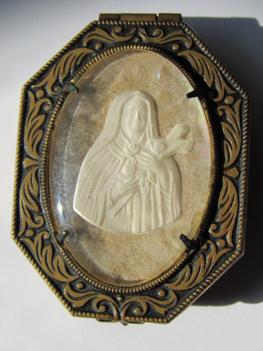 ART DECO Religious Rosary Box - Boite a Chapelet Verre intaillé Ste Bernadette - Foto 3 di 5