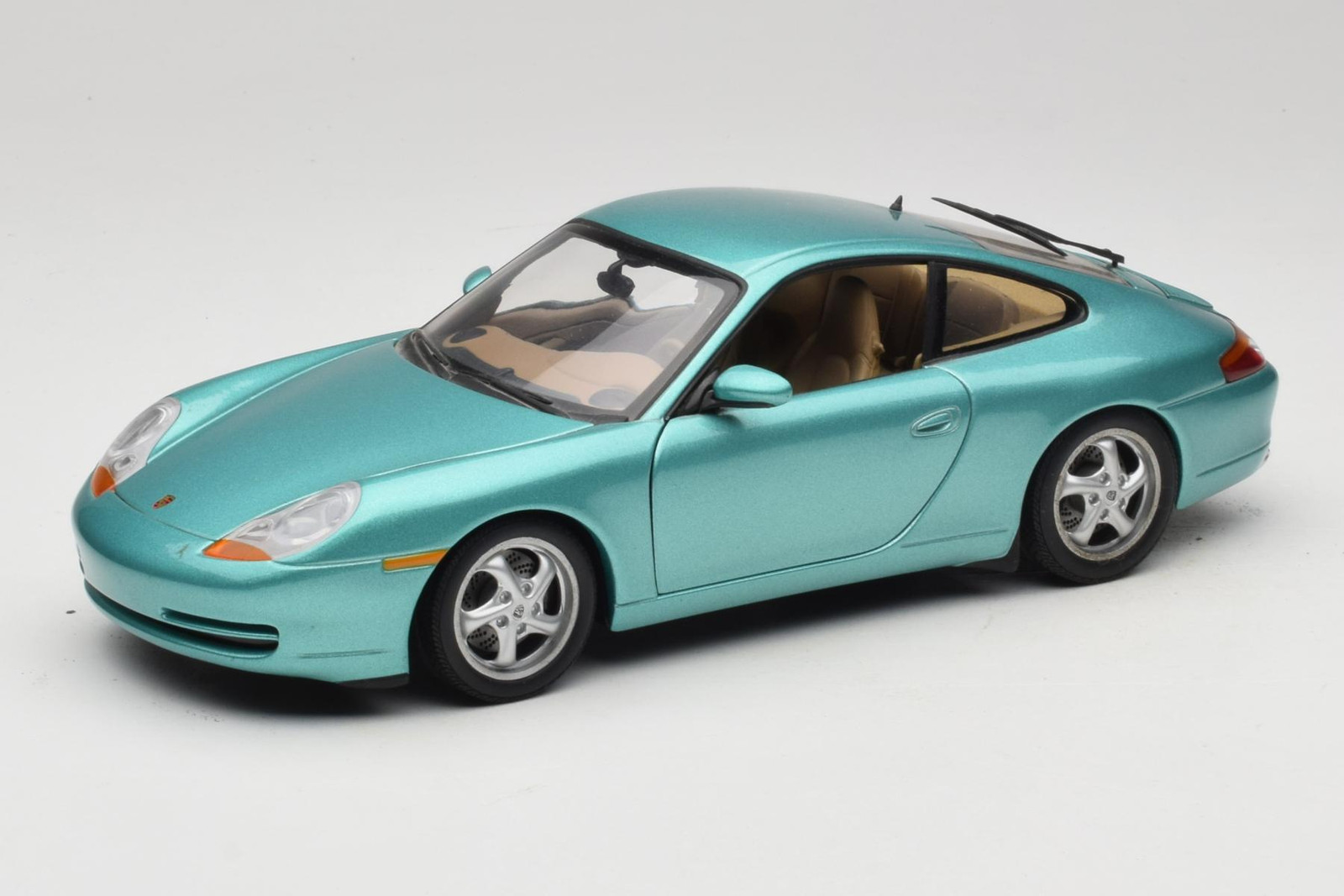 UT Models Porsche 911 996 Carrera Coupe 2004 1:18 27901