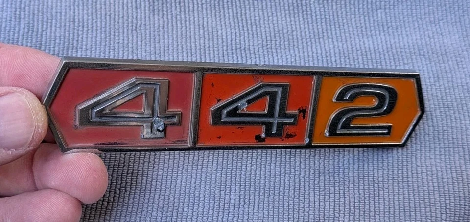 Oldsmobile "442" 1966 cuarto trasero emblema de aluminio pieza OEM # 7602884 GM fabricante de equipos originales Foto 4 de 4