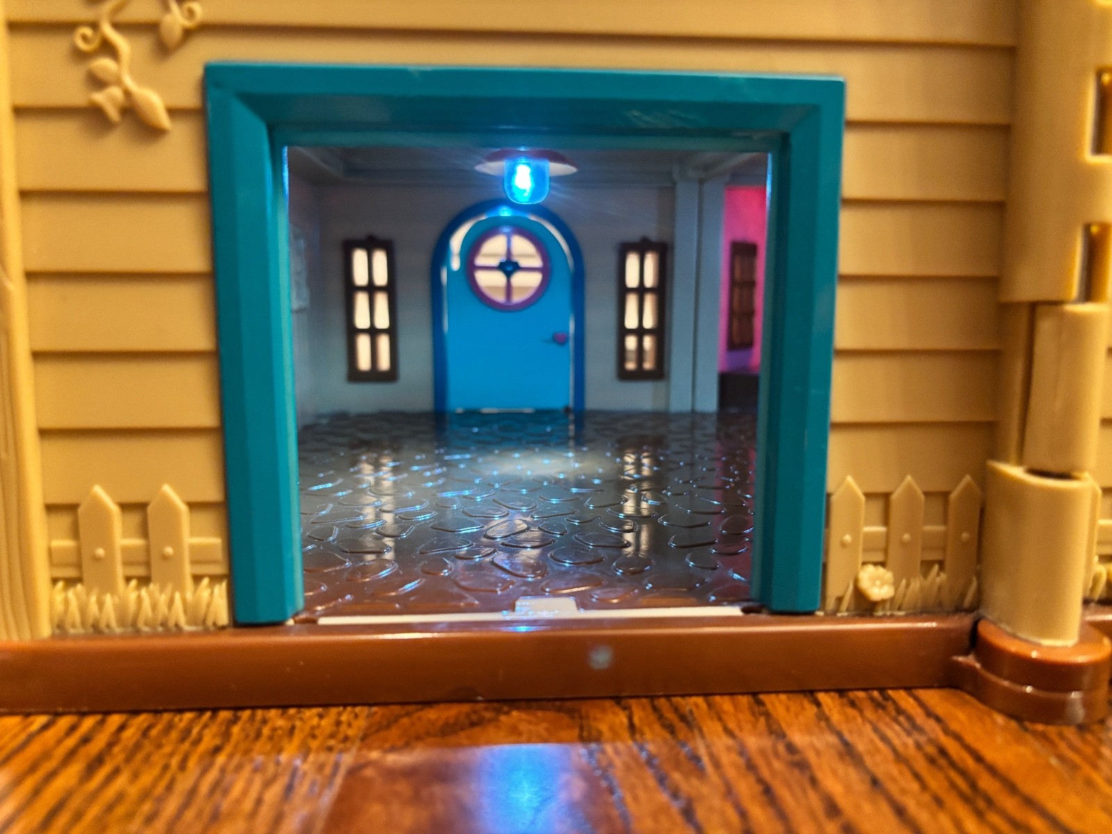 Li'l Woodzeez Honeysuckle Hillside Cottage Doll House Working Lights & Furniture