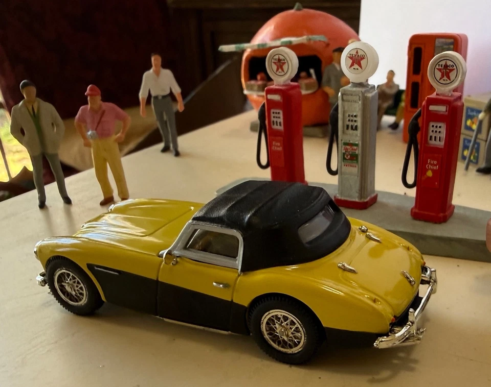 Corgi Classics 02401 Austin Healey Soft Top 2 Tone Yellow over Black C9.9 - Image 4 of 4