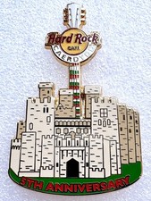 Insignia prendedor de guitarra Hard Rock Café Cardiff Gales 5to aniversario castillo fachada