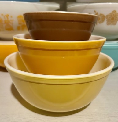Vintage Pyrex Town and Country Nesting Mixing Bowls Set of 3 401
